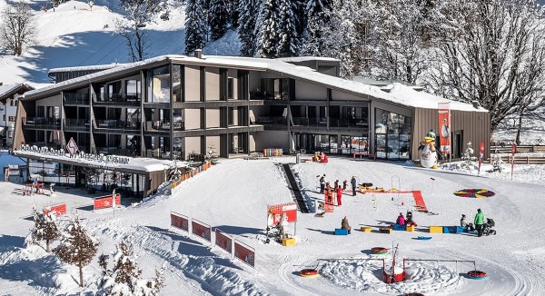 Außenansicht des JoAnn Appartementhaus  mit Skiwiese direkt bis zum Aparthotel